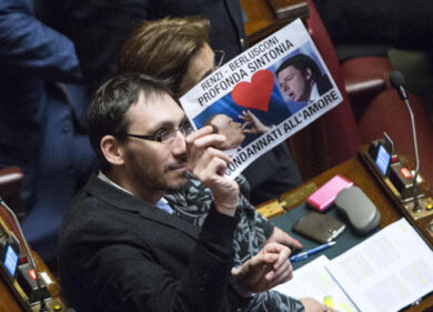 Italicum, sì della Camera. Video-gaffe. “Renzi e Silvio innamorati”