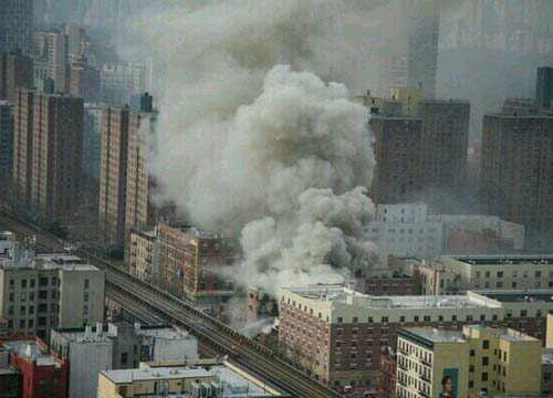 Fuga di gas, esplosione a Manhattan. Crollano due palazzi. FOTO Fuga di gas, esplosione a Manhattan. Crollano due palazzi. FOTO