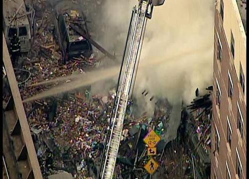 Fuga di gas, esplosione a Manhattan. Crollano due palazzi. FOTO Fuga di gas, esplosione a Manhattan. Crollano due palazzi. FOTO