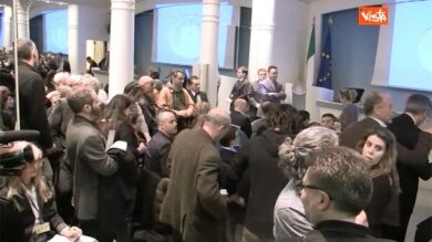 VIDEO: Renzi presenta il piano anti crisi, pienone di giornalisti