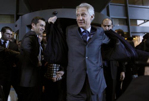 Villepin torna al lavoro per un giorno. Buonuscita da 100mila euro Villepin torna al lavoro per un giorno. Buonuscita da 100mila euro