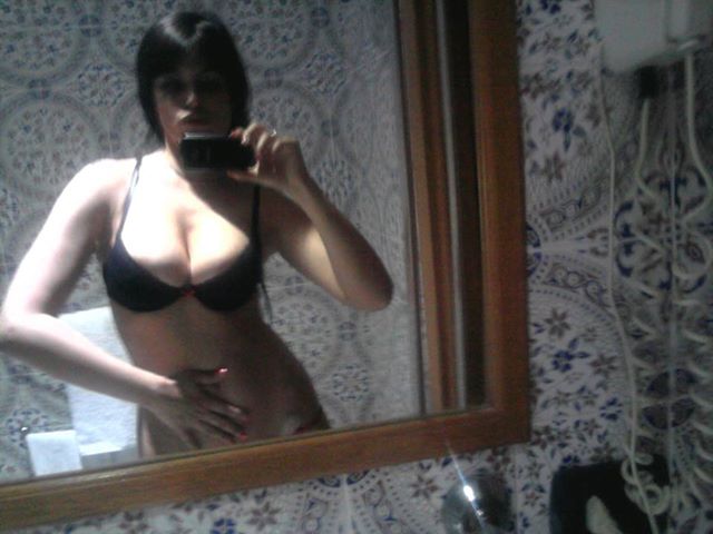 Foto scandalo di Sara Tommasi. Mostra il suo nuovo tatuaggio. FOTO Foto scandalo di Sara Tommasi. Mostra il suo nuovo tatuaggio. FOTO