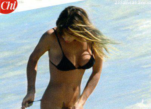 Foto scandalo di Sara Tommasi. Mostra il suo nuovo tatuaggio. FOTO Foto scandalo di Sara Tommasi. Mostra il suo nuovo tatuaggio. FOTO