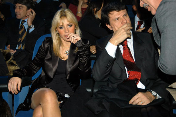 “Almeno 5 incontri” con le baby squillo. La Mussolini: mio marito? Sono distrutta “Almeno 5 incontri” con le baby squillo. La Mussolini: mio marito? Sono distrutta