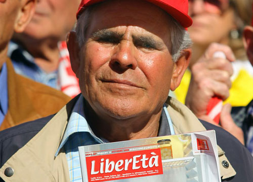 Pensionati imbufaliti con Matteo Renzi. “Ci toglierà la badante” Pensionati imbufaliti con Matteo Renzi. “Ci toglierà la badante”