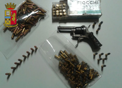 Un arsenale in casa. Pistole e una granata Un arsenale in casa. Pistole e una granata