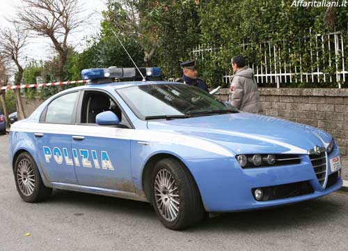 Un arsenale in casa. Pistole e una granata Un arsenale in casa. Pistole e una granata