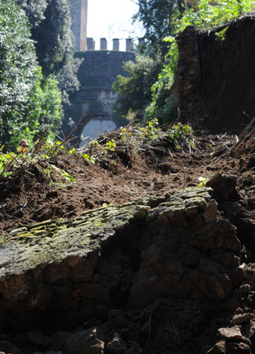 Si sbriciolano le mura. Crollo sull’Appia Antica