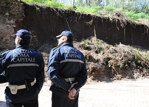 Si sbriciolano le mura. Crollo sull’Appia Antica