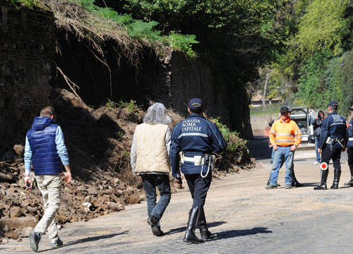 Si sbriciolano le mura. Crollo sull’Appia Antica
