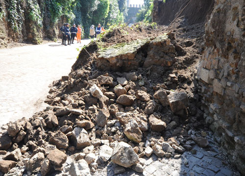 Si sbriciolano le mura. Crollo sull’Appia Antica