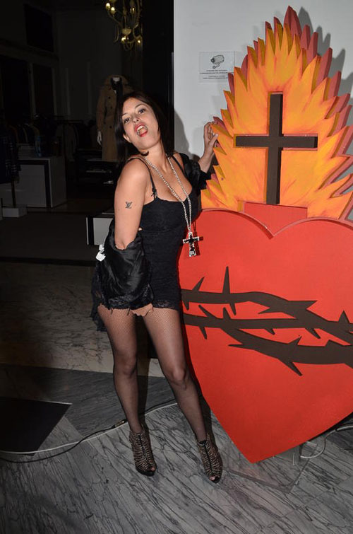 Foto scandalo di Sara Tommasi. Mostra il suo nuovo tatuaggio. FOTO Foto scandalo di Sara Tommasi. Mostra il suo nuovo tatuaggio. FOTO