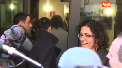 VIDEO: Casaleggio prova ad uscire da Camera, assalito dai giornalisti rientra