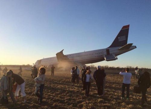 Philadelphia, aereo va fuori pista. Panico all’atterraggio. LE FOTO Philadelphia, aereo va fuori pista. Panico all’atterraggio. LE FOTO