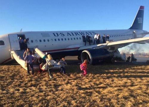 Philadelphia, aereo va fuori pista. Panico all’atterraggio. LE FOTO Philadelphia, aereo va fuori pista. Panico all’atterraggio. LE FOTO