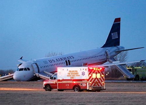 Philadelphia, aereo va fuori pista. Panico all’atterraggio. LE FOTO Philadelphia, aereo va fuori pista. Panico all’atterraggio. LE FOTO