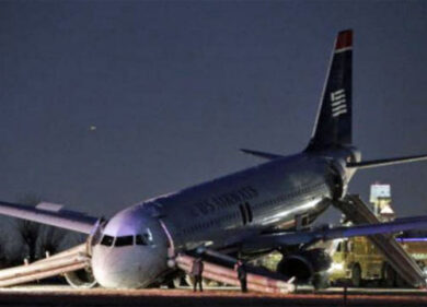 Philadelphia, aereo va fuori pista. Panico all’atterraggio. LE FOTO