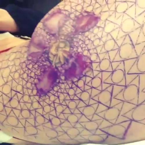 Asia Argento senza slip per mostrare il suo nuovo tatuaggio intimo… Asia Argento senza slip per mostrare il suo nuovo tatuaggio intimo…