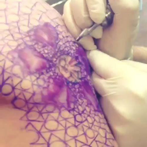 Asia Argento senza slip per mostrare il suo nuovo tatuaggio intimo… Asia Argento senza slip per mostrare il suo nuovo tatuaggio intimo…