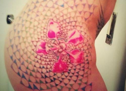 Asia Argento senza slip per mostrare il suo nuovo tatuaggio intimo… Asia Argento senza slip per mostrare il suo nuovo tatuaggio intimo…