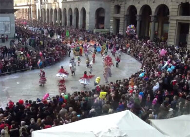 Carnevale Ambrosiano, i carri arrivano in piazza Duomo: guarda i video