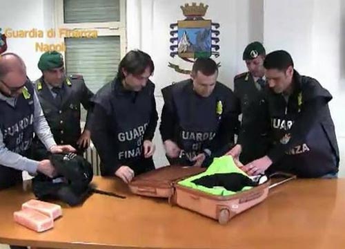 La Dama Bianca e i voli col Cav. Saviano: “Lì sopra c’era la droga” La Dama Bianca e i voli col Cav. Saviano: “Lì sopra c’era la droga”
