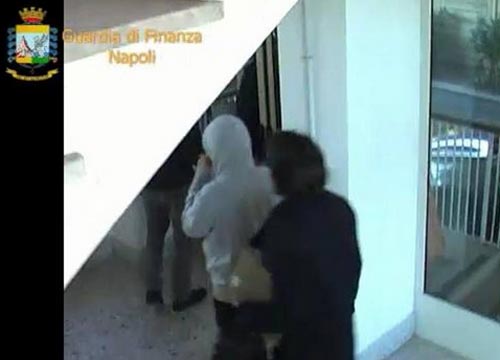 La Dama Bianca e i voli col Cav. Saviano: “Lì sopra c’era la droga” La Dama Bianca e i voli col Cav. Saviano: “Lì sopra c’era la droga”