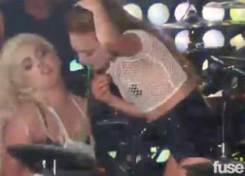 Il caso/ Una ballerina vomita addosso a Lady Gaga