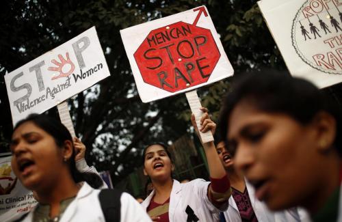 Pakistan, gli stupratori vengono prosciolti: la ragazza si dà fuoco Pakistan, gli stupratori vengono prosciolti: la ragazza si dà fuoco