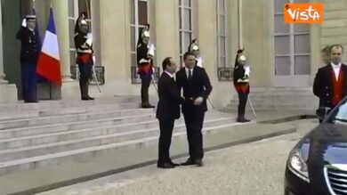 VIDEO: Parigi, Renzi arriva in Lancia all’Eliseo e saluta Hollande