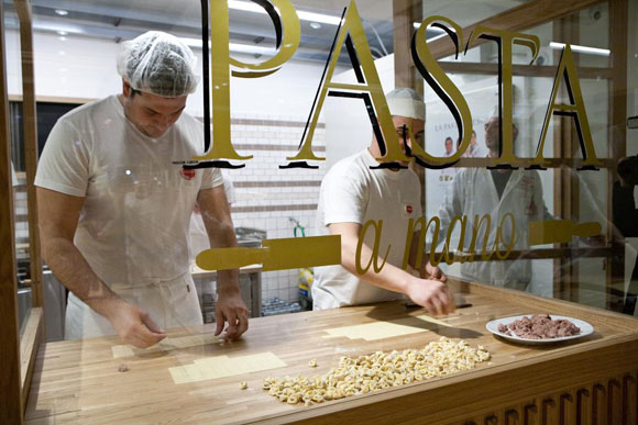 L’Eataly di Farinetti sbarca a Milano. Un ‘tempio del gusto’ L’Eataly di Farinetti sbarca a Milano. Un ‘tempio del gusto’