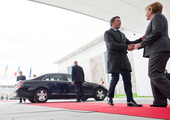 Il freddoloso Renzi salta un bottone. E i giornalisti tedeschi lo snobbano Il freddoloso Renzi salta un bottone. E i giornalisti tedeschi lo snobbano