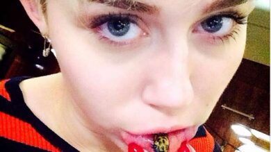 VIDEO: Miley Cyrus si tatua un gatto sul labbro e lo mostra su Instagram
