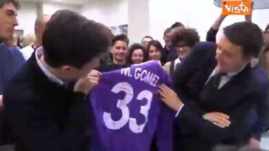 VIDEO: Nardella consegna la maglia di Gomez a Renzi