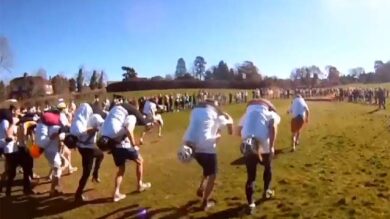 VIDEO: Londra, fiatone e fantasia: ecco la Wife Carrying Race