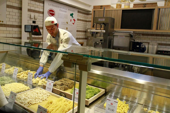 Eataly, tutti a bere gratis. Mentre Actionaid lancia l’adozione in barattolo