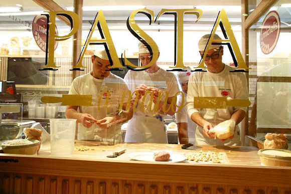 Eataly, tutti a bere gratis. Mentre Actionaid lancia l’adozione in barattolo