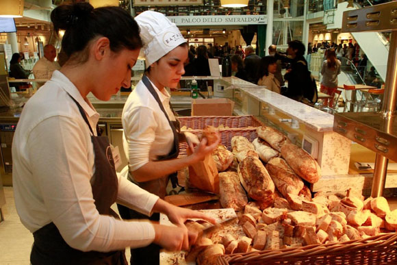 Eataly, tutti a bere gratis. Mentre Actionaid lancia l’adozione in barattolo