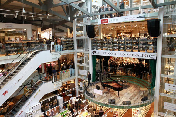 Eataly, tutti a bere gratis. Mentre Actionaid lancia l’adozione in barattolo