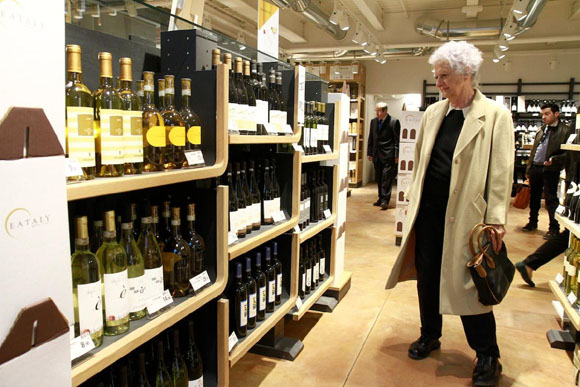 Eataly, tutti a bere gratis. Mentre Actionaid lancia l’adozione in barattolo