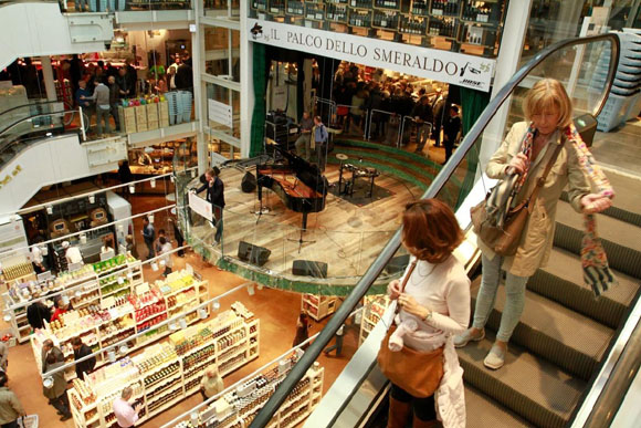 Eataly, tutti a bere gratis. Mentre Actionaid lancia l’adozione in barattolo