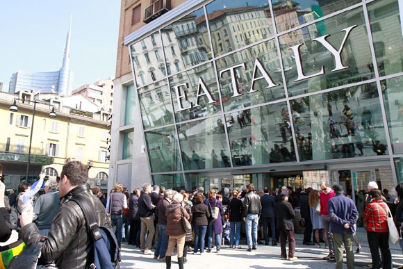 Eataly, tutti a bere gratis. Mentre Actionaid lancia l’adozione in barattolo