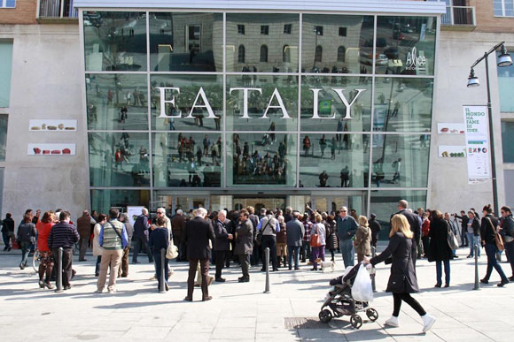 Eataly, tutti a bere gratis. Mentre Actionaid lancia l’adozione in barattolo