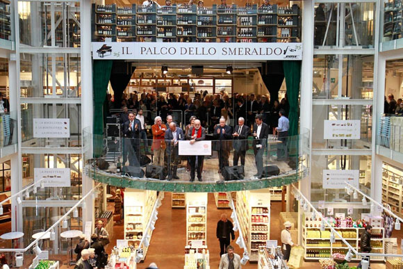 Eataly, tutti a bere gratis. Mentre Actionaid lancia l’adozione in barattolo