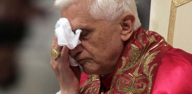Benedetto XVI riappare in pubblico, paura per la sua salute Benedetto XVI riappare in pubblico, paura per la sua salute