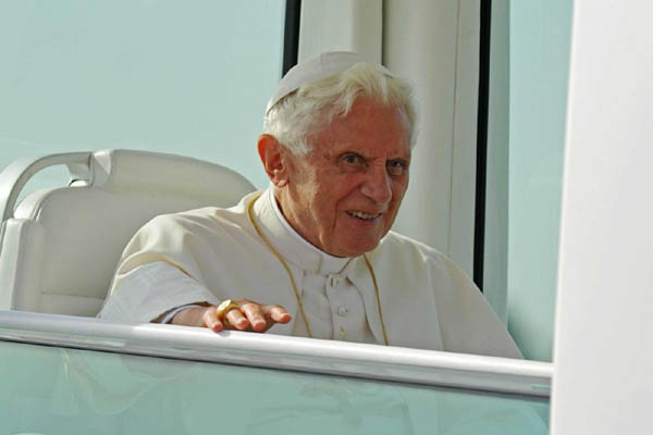 Benedetto XVI riappare in pubblico, paura per la sua salute Benedetto XVI riappare in pubblico, paura per la sua salute