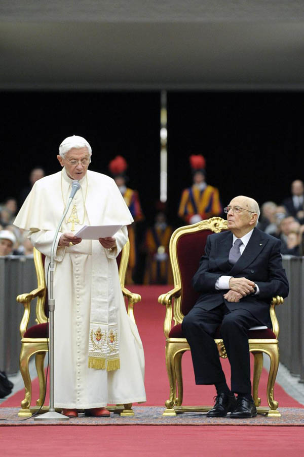 Benedetto XVI riappare in pubblico, paura per la sua salute Benedetto XVI riappare in pubblico, paura per la sua salute