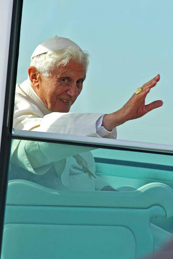 Benedetto XVI riappare in pubblico, paura per la sua salute Benedetto XVI riappare in pubblico, paura per la sua salute