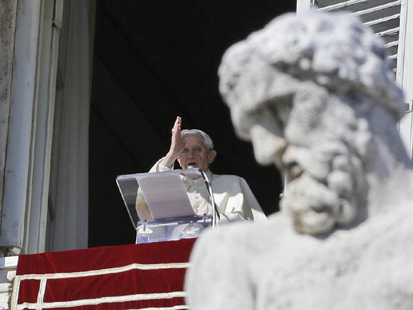 Benedetto XVI riappare in pubblico, paura per la sua salute Benedetto XVI riappare in pubblico, paura per la sua salute