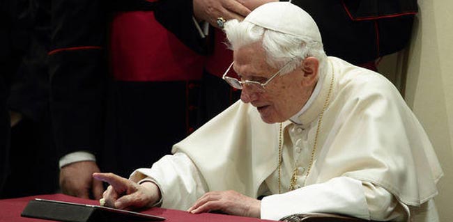 Benedetto XVI riappare in pubblico, paura per la sua salute Benedetto XVI riappare in pubblico, paura per la sua salute